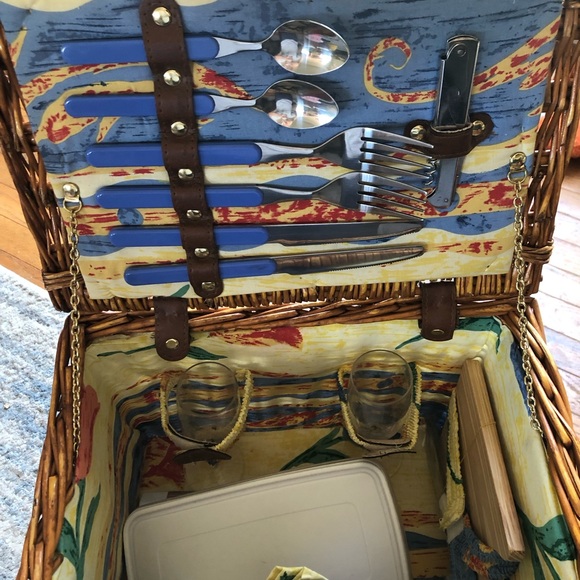 Vintage picnic basket/hamper—fully stocked! - Picture 2 of 8